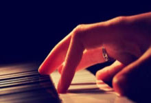 欧预赛进入激烈角逐阶段，球队备战加倍团结