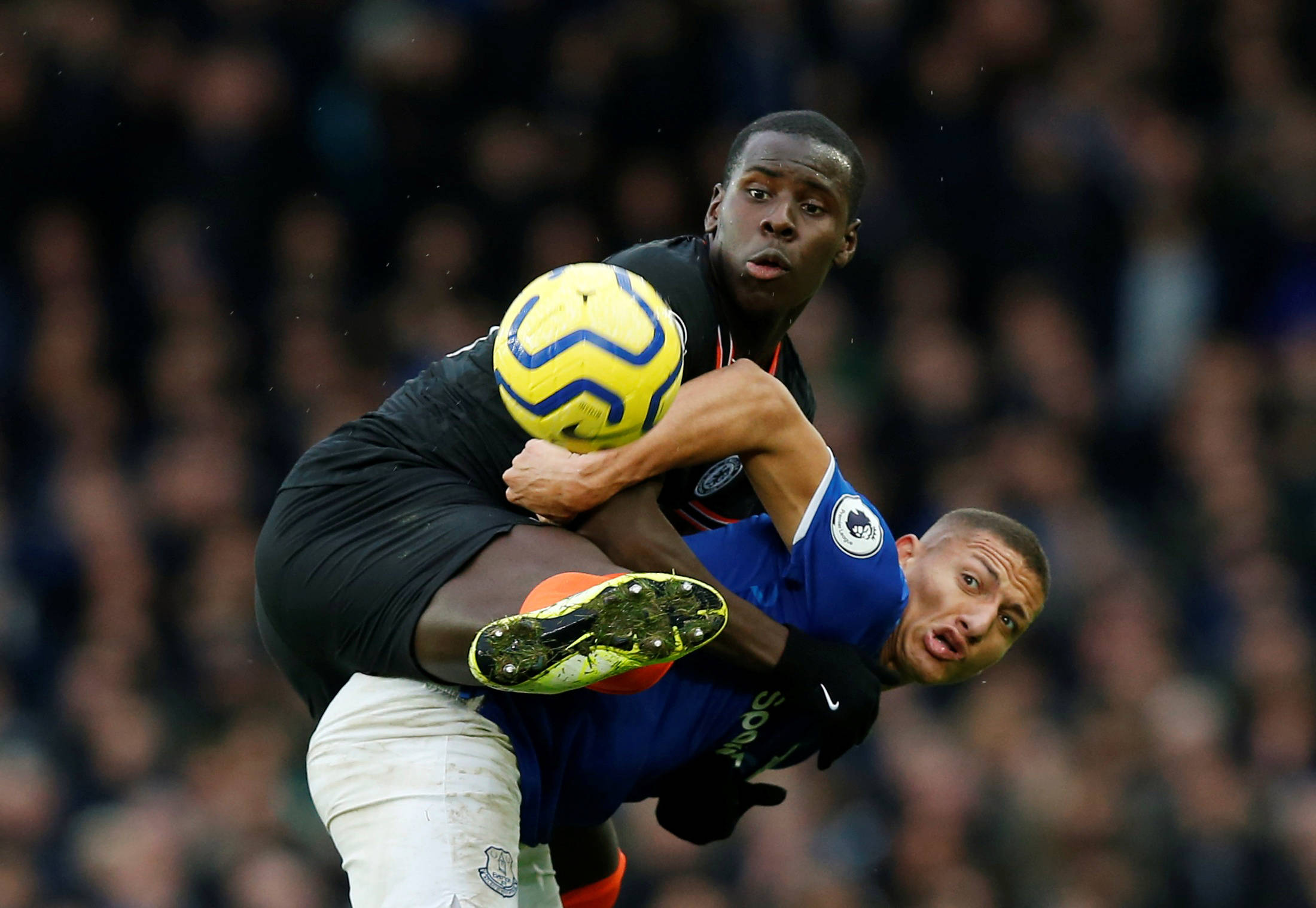 关于埃弗顿取胜，英超升降级悬念增多的信息