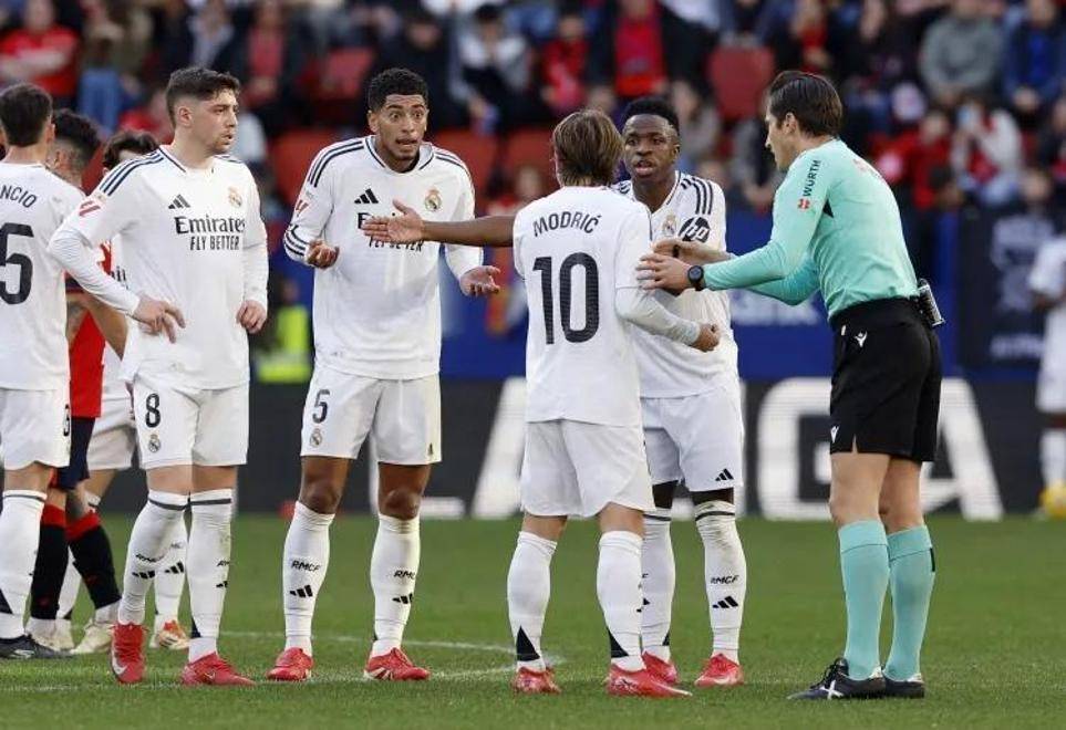 欧洲足球冠军联赛陷入争议,裁判判罚引发热议 欧洲足球冠军联赛陷入争议,裁判判罚引发热议