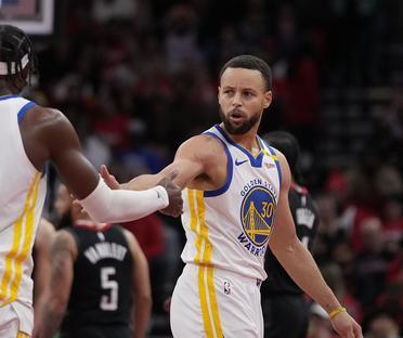 内线球员出色表现,助球队锁定胜局 内线球员出色表现,助球队锁定胜局