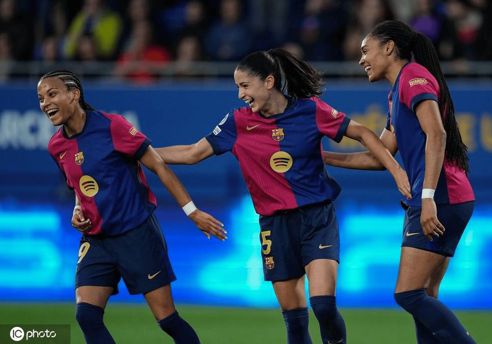 包含巴西女足赛事火爆，观众狂欢不断的词条