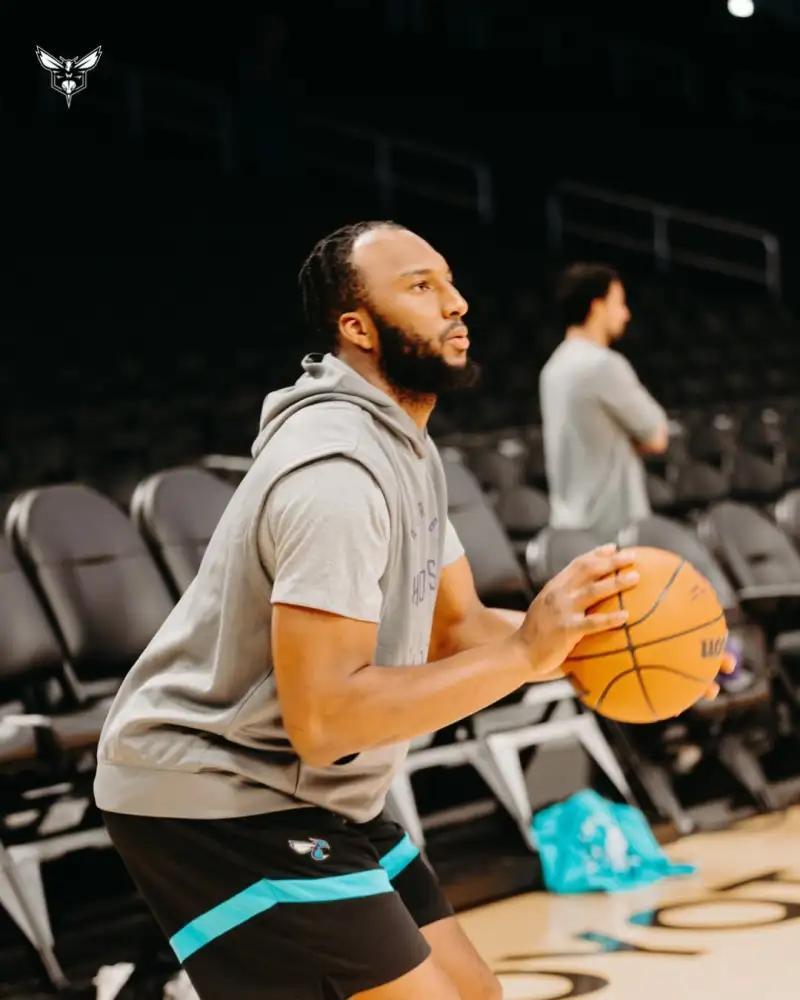 黄蜂球员表现抢眼,或成为未来关键一环的简单介绍 黄蜂球员表现抢眼,或成为未来关键一环的简单介绍